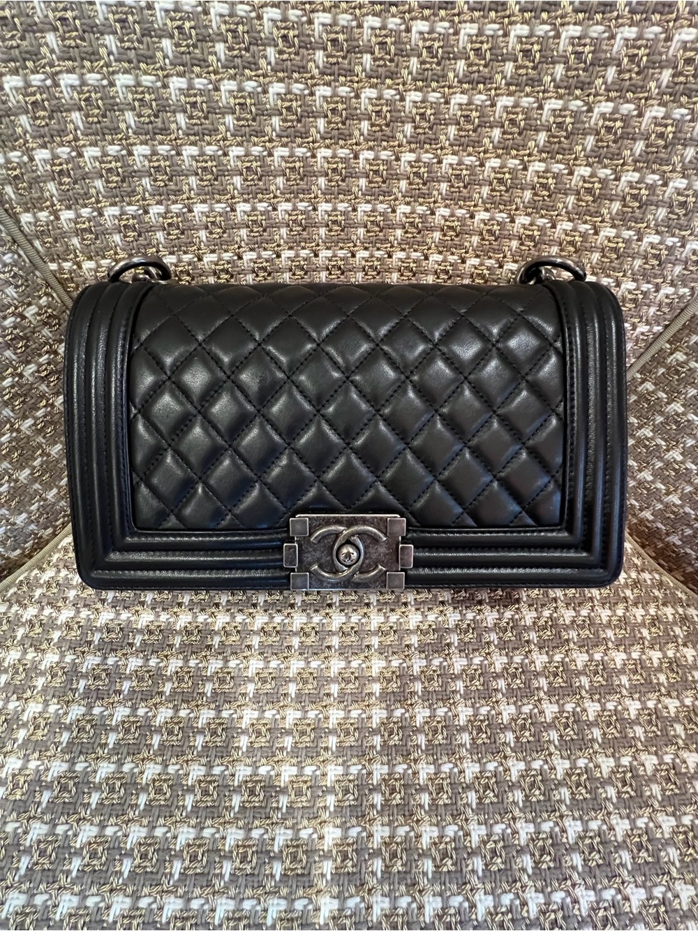 CHANEL Black leather Quilted Boy Bag with Silver-Tone Hardware